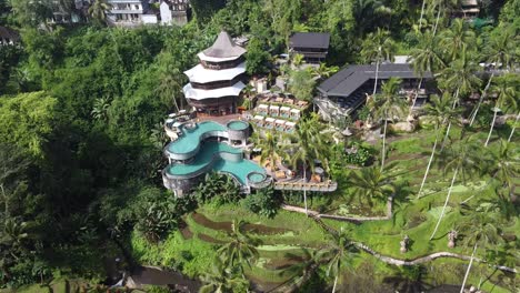 Cretya-Ubud-Von-Alas-Harum,-Ein-Dschungel-Tagesclub-Mit-Infinity-Pool-Inmitten-Von-Reisterrassen-Und-üppigem-Tropischem-Palmenwald