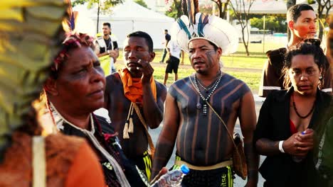 Cantos-Y-Bailes-Indígenas-En-Brasilia-Protestando-Contra-Las-Políticas-Ambientales-Del-Gobierno.