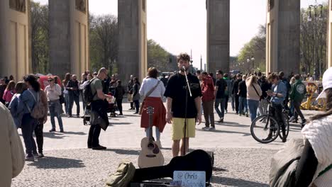Cantante-Masculino-Actuando-Ante-Multitudes-Y-Turistas-En-Pariser-Platz-Junto-A-La-Puerta-De-Brandenburgo-En-Berlín-En-Un-Día-Soleado