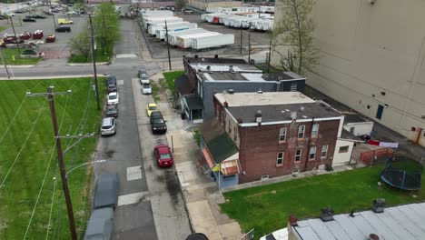 Aerial-shot-of-rundown-row-homes-and-houses-in-Chester,-Pennsylvania