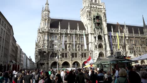 Multitudes-Esperando-El-Baile-Del-Rathaus-Glockenspiel-En-Marienplatz.