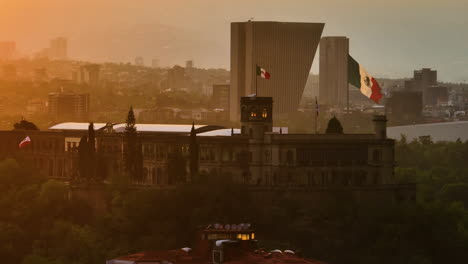 Teleobjetivo-Teledirigido-De-Banderas-En-El-Iluminado-Castillo-De-Chapultepec,-En-México