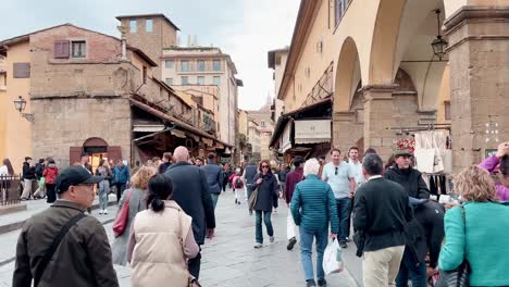 Crowd-of-tourists-walking-on-Ponte-Vecchio-in-Florence,-Italy