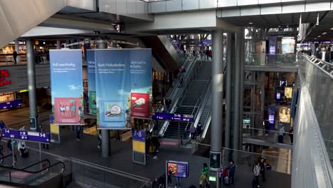 Blick-Auf-Geländer,-Innenansicht-Des-Berliner-Hauptbahnhofs-Mit-Urbanem-Industriedesign-Konzept