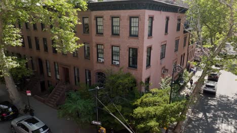 Aerial-view-backwards-away-from-a-townhouse,-in-sunny-Brooklyn-Heights,-NY,-USA