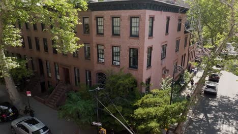 Vista-Aérea-Hacia-Atrás-Lejos-De-Una-Casa-Adosada,-En-Las-Soleadas-Alturas-De-Brooklyn,-Nueva-York,-Estados-Unidos