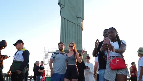 Multitud-De-Turistas-Haciendo-Clic-Y-Posando-Para-Las-Fotografías-Frente-A-Los-Lugares-Emblemáticos-De-La-Estatua-Del-Cristo-Redentor-En-La-Montaña-Corcovado