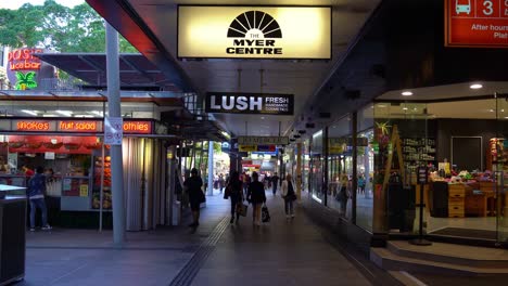 Centro-De-La-Ciudad-De-Brisbane,-Calle-Comercial-Exclusiva-Para-Peatones-En-El-Distrito-Central-De-Negocios,-Queen-Street-Mall,-Con-Los-Emblemáticos-Grandes-Almacenes-Insignia-De-Queensland-Myer-Center,-Tiro-Estático