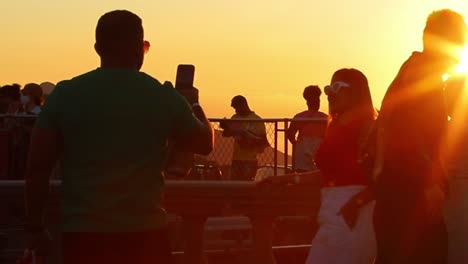 Touristen-Genießen-Den-Sonnenuntergangshimmel-Vom-Standpunkt-Christus-Des-Erlösers-Aus-Auf-Dem-Corcovado-Berg-In-Rio