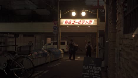 Trabajador-Japonés-Con-Mochila-Caminando-A-Casa-Por-La-Calle-En-Golden-Gai-Shinjuku-Por-La-Noche