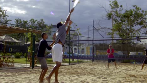 Ein-Mann-Schlägt-Den-Ball-Beim-Beach-Tennis-Auf