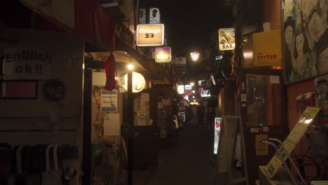 Vista-Nocturna-De-Una-Calle-Estrecha-Con-Pequeños-Bares-Y-Restaurantes-Donde-Los-Lugareños-Van-A-Comer-En-Golden-Gai,-Shinjuku.