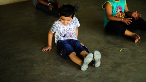 Primer-Plano-De-Un-Niño-De-Escuela-Primaria-Con-Retraso-Mental-Está-Haciendo-Ejercicio-Físico,-Derecho-A-La-Educación