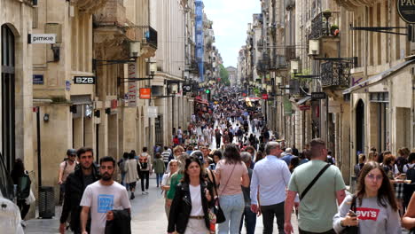 Menschenmenge-Von-Fußgängern,-Die-An-Sonnigen-Tagen-Auf-Der-Rue-Sainte-Catherine-In-Bordeaux-Spazieren,-Frankreich---Längste-Einkaufspromenade-Europas