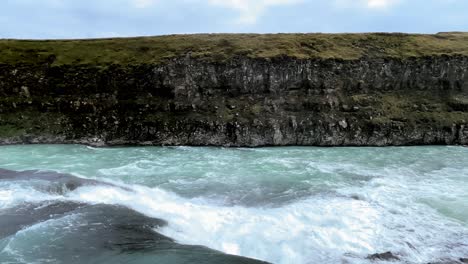 Island-–-Erleben-Sie-Die-Schiere-Kraft-Und-Majestät-Des-Isländischen-Gullfoss-Wasserfalls,-Ein-Wahres-Wunder-Der-Natur