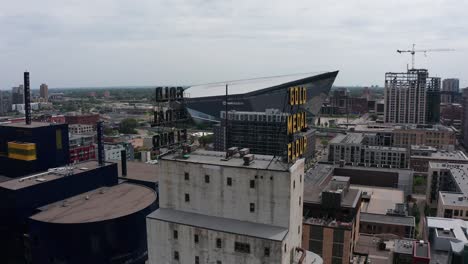 Toma-Aérea-Panorámica-De-Primer-Plano-Del-Edificio-De-Harina-De-Metal-Dorado-En-Minneapolis,-Minnesota