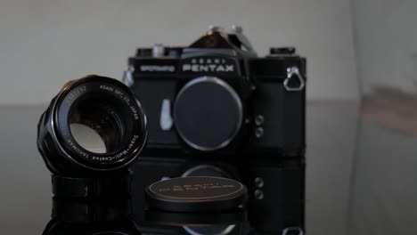 La-Cámara-De-Película-Vintage-De-35-Mm-Pentax-Spotmatic-Es-2-Y-La-Lente-Del-Kit-Asahi-Pentax-Super-multi-coated-Takumar-55mm-F-1