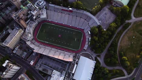 Vista-Aérea-Alrededor-Del-Estadio-Conmemorativo-Percival-Molson,-Puesta-De-Sol-En-Montreal,-Canadá