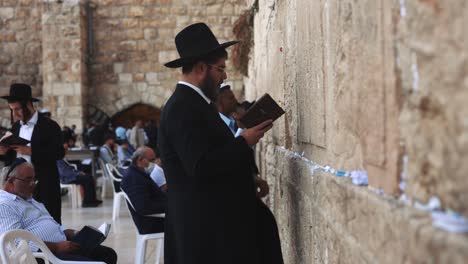 Israelischer-Jüdischer-Mann-Betet-Und-Liest-Im-Jüdischen-Viertel-Von-Jerusalem-An-Der-Wehklagenden-Westmauer-Der-Altstadt