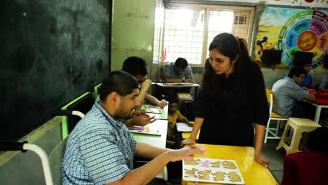 Im-Klassenzimmer-Einer-NGO-Schule-Vermitteln-Lehrer-Geistig-Behinderten-Kindern-Mit-Bildern-Das-Recht-Auf-Bildung