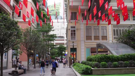 Hongkong--Und-China-Flaggen-In-Der-Lei-Tung-Straße-In-Hongkong