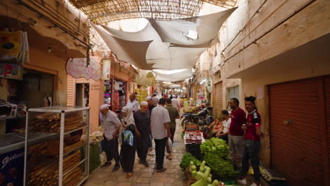 POV-De-Una-Persona-Caminando-Por-El-Mercado-En-Ghardaia,-Argelia