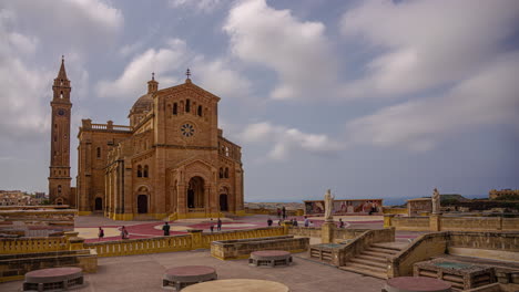 La-Basílica-Del-Santuario-Nacional-De-La-Bendita-Virgen-De-Ta&#39;-Pinu-En-El-Pueblo-De-Għarb-En-La-Isla-De-Gozo---Lapso-De-Tiempo