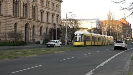 Gelber-Bombardier-Flexity-Berlin-Unterwegs-Entlang-Der-Invalidenstraße-In-Berlin