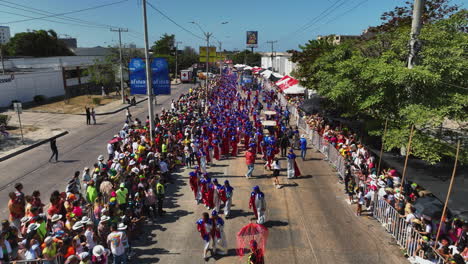 Desfile-De-La-Batalla-De-Las-Flores-Lleno-De-Trajes-Vibrantes-En-Barranquilla,-Colombia---Vista-Aérea