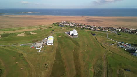 Preparativos-Para-El-Open-De-2023-En-El-Royal-Liverpool-Golf-Club,-Wirral,-Reino-Unido:-Tiendas-De-Campaña-De-Hospitalidad-Con-Drones-Aéreos-Y-Costa,-Recorrido-Inverso-Y-Revelador.