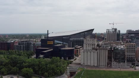 Toma-Aérea-Amplia-Del-Teatro-Guthrie-Y-El-Edificio-De-Harina-De-Metal-Dorado-En-El-Centro-De-Minneapolis,-Minnesota