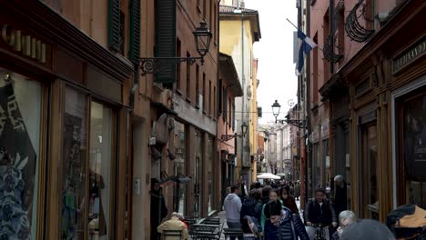 Tourists-walking-on-Pescherie-Vecchie-Street-close-to-Piazza-Maggiore,-Italy