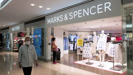 Käufer-Werden-Im-Britischen-Multinationalen-Einzelhandelsgeschäft-Marks-And-Spencer-In-Hongkong-Gesehen