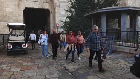 Señora-Musulmana-Caminando-Por-Las-Calles-De-Jerusalén