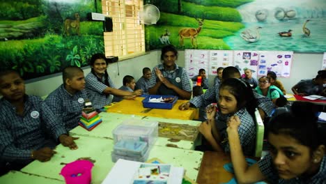 NGO-Schulen,-In-Denen-Geistig-Behinderte-Kinder-Durch-Zeichnen,-Lesen,-Schreiben-Und-Lernen-Das-Recht-Auf-Bildung-Lernen