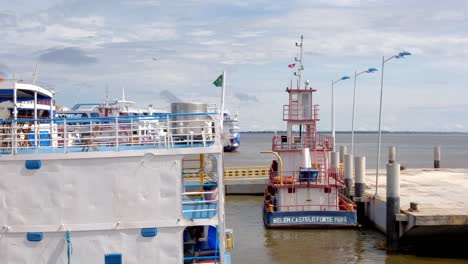 Ferries-Amarrados-En-El-Muelle-De-La-Ciudad-De-Santarém-Al-Atardecer-Con-Bandera-Brasileña