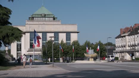 Biblioteca-Pública-De-Tours-Con-Banderas-Ondeando-Con-Una-Ligera-Brisa-En-La-Plaza-Con-El-Monumento-A-La-Resistencia-Y-La-Deportación