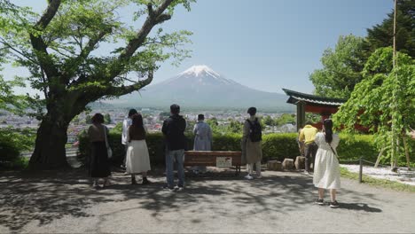 Touristen-Am-Aussichtspunkt-Der-Chureito-Pagode-An-Einem-Sonnigen,-Klaren-Tag-Mit-Blick-Auf-Den-Schneebedeckten-Berg-Fuji-Im-Hintergrund