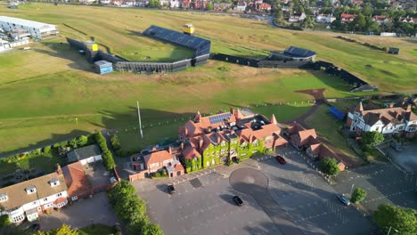 Vorbereitungen-Für-Das-Open-2023-Im-Royal-Liverpool-Golf-Club,-Wirral,-Großbritannien-–-Drohnen-Clubhaus-Aus-Der-Luft,-Schwenk-Gegen-Den-Uhrzeigersinn,-Enthüllung-Des-Golfplatzes