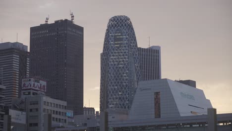 Vista-Tranquila-Del-Atardecer-Del-Horizonte-De-Shinjuku-En-Tokio