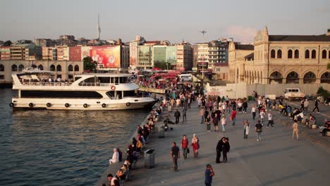 Istanbul,-Türkei-–-19.-Januar-2023:-Eine-Wandelnde-Menschenmenge-Beim-Sonnenuntergang-An-Der-Küste-Des-Kadiköy-Platzes,-Istanbul-Im-Zeitraffer