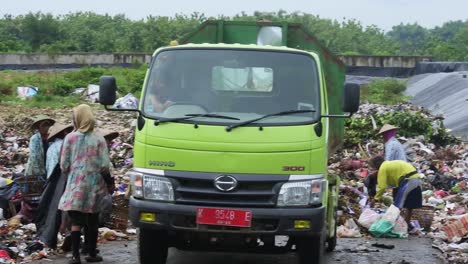 Endlagerstätte-Für-Abfälle-Und-Die-Aasfresser,-Die-Dort-Arbeiten,-Zentral-Java,-Indonesien