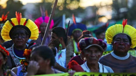 Stämme-Aus-Dem-Amazonas-Regenwald-Versammeln-Sich-In-Brasilien,-Um-Gegen-Das-Urteil-Des-Obersten-Gerichtshofs-Zu-Protestieren