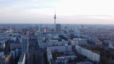 Filmische-Luftaufnahme-Der-Berliner-Innenstadt-Mit-Dem-Fernsehturm-Fernsehturm