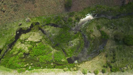 Luftaufnahme-Des-Grassy-Creek-An-Einem-Sonnigen-Tag-In-Beaver-Dam,-Wisconsin,-USA