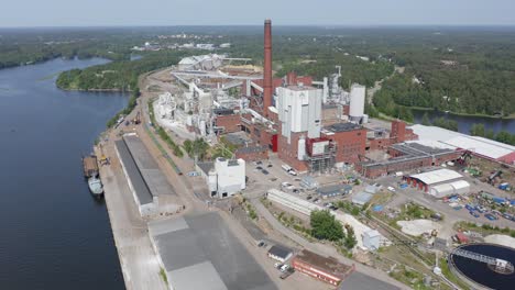 Stora-Enso-Sunila-Zellstofffabrik-Und-Ihre-Hafenanlagen
