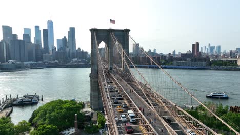 Brooklyn-Bridge-überspannt-Den-East-River-In-New-York-City