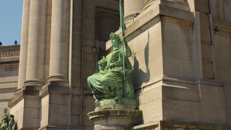 Provinz-Westflandern-Statue-Auf-Den-Arkaden-Des-Fünfzigsten-Jahrestages