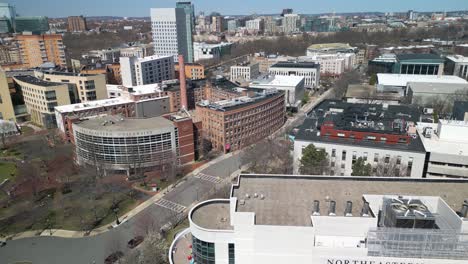 Hermoso-Dron-Disparado-Sobre-La-Universidad-Del-Noreste-En-Un-Típico-Día-De-Primavera