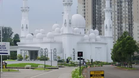 Mezquita-At-thohir,-Una-Magnífica-Mezquita-Blanca-Ubicada-En-El-área-De-Vista-Del-Golf-Podomoro,-Tapos,-Depok,-Java-Occidental,-Indonesia